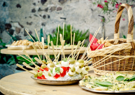 apéritif, brochettes présentées sur des mange debout