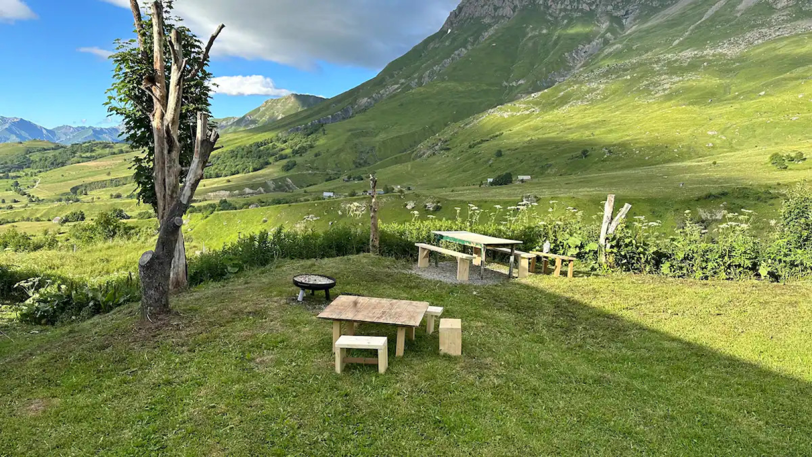 jardin avec table et banc