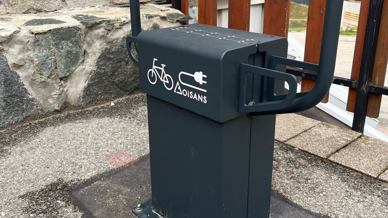 Borne pour vélo et VTT électrique Place du Pic Blanc