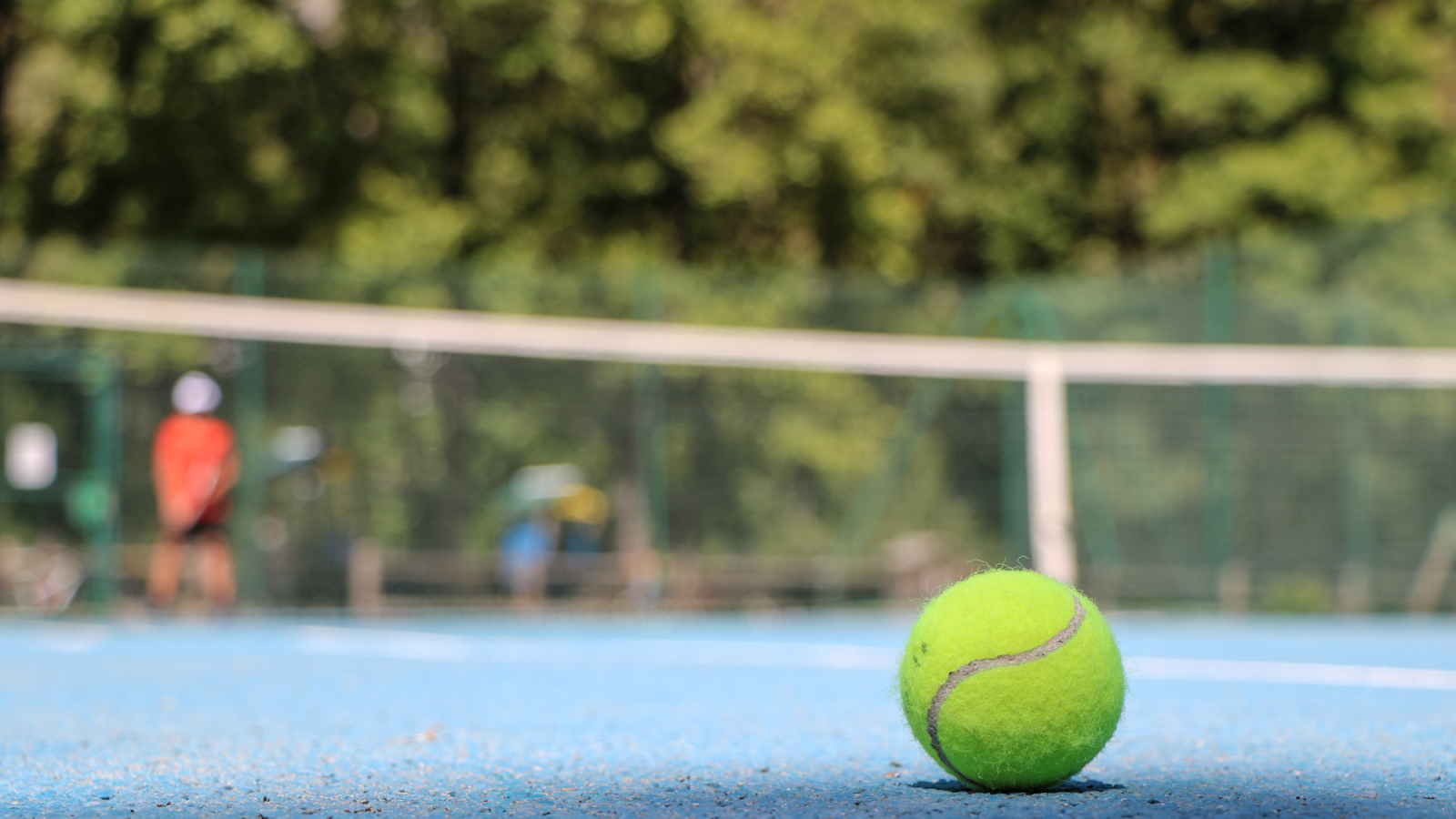 Balle sur un court de tennis à Saint Sorlin d'Arves
