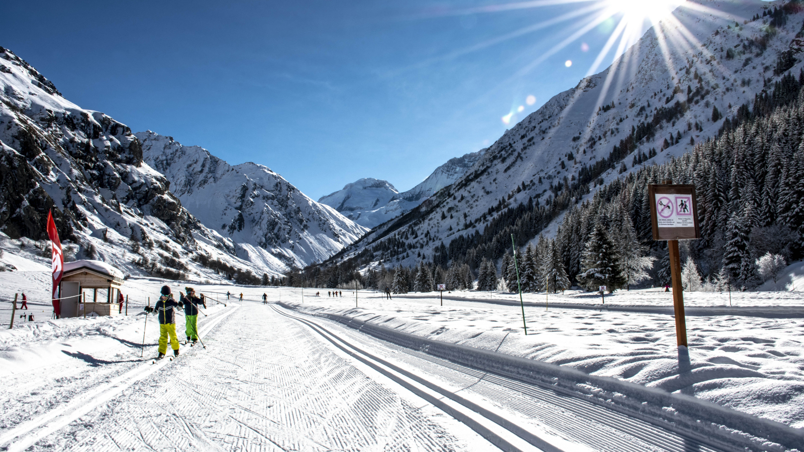 Enfants sur la piste jaune