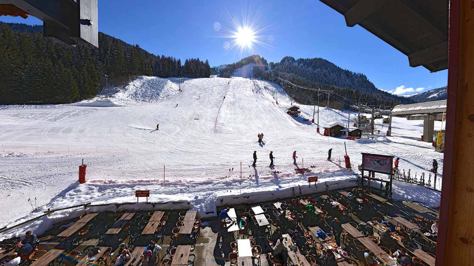 Restaurant le Schuss la terrasse aux pieds des pistes du stade du Linga à Châtel