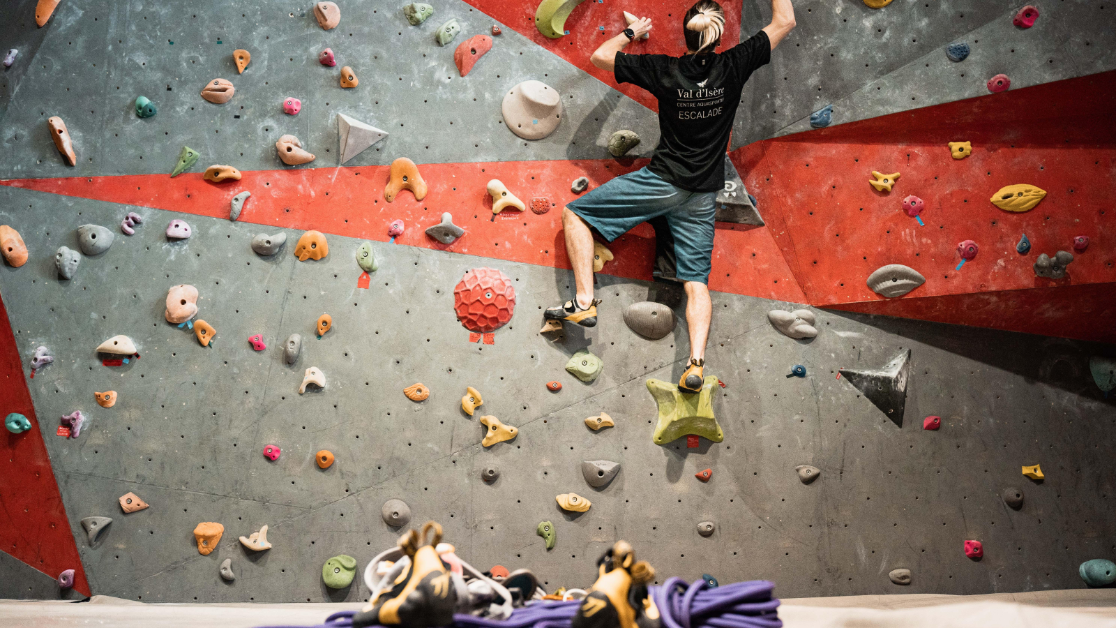 Homme sur le mur d'escalade du Centre Aquasportif de Val d'Isère