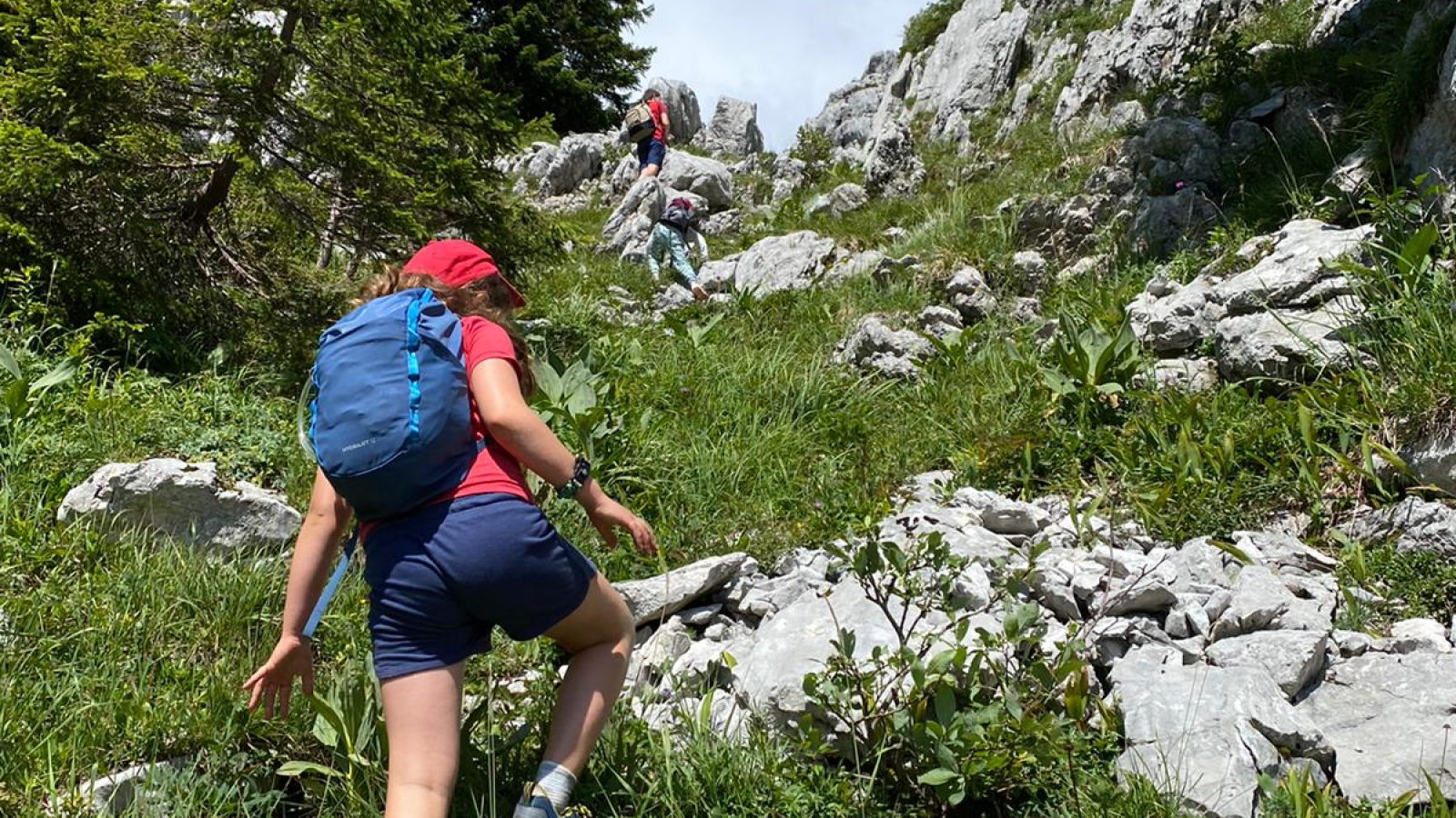 enfant en train de monter au milieu des rochers