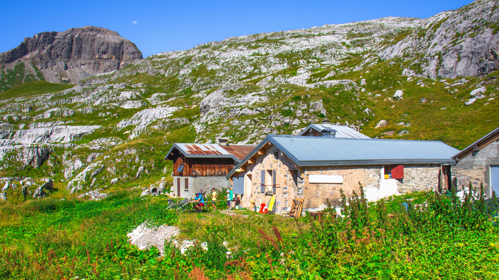 Vue sur les autres bâtiments liés au refuge