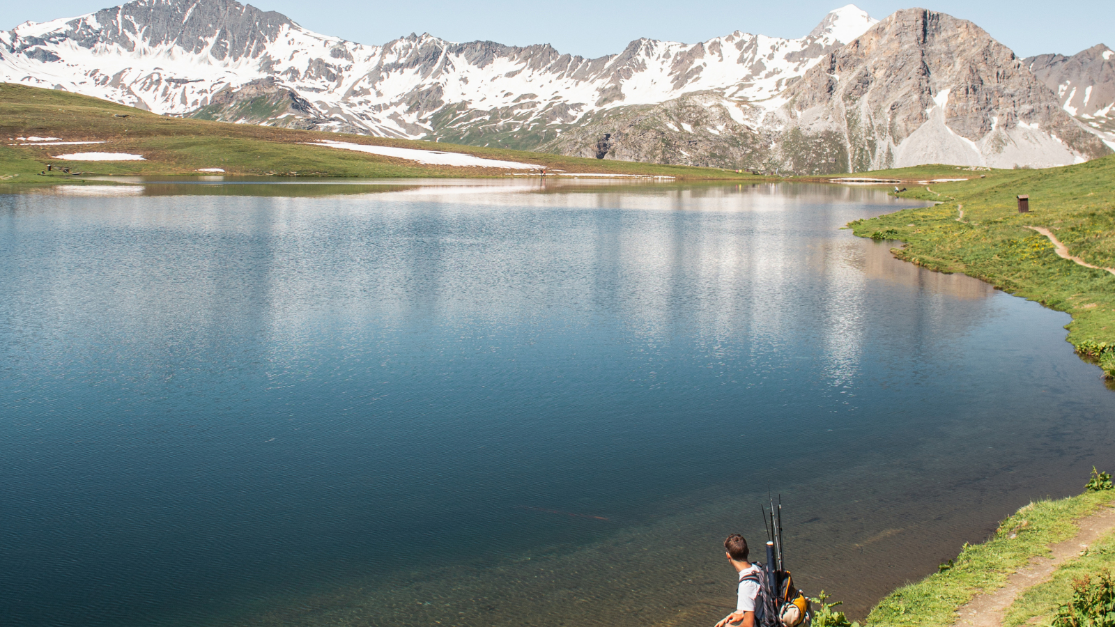 Randonneur au bord du Lac de l'Ouillette à Val d'Isère en été