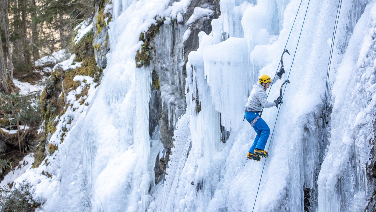 Personne qui monte la cascade de glace