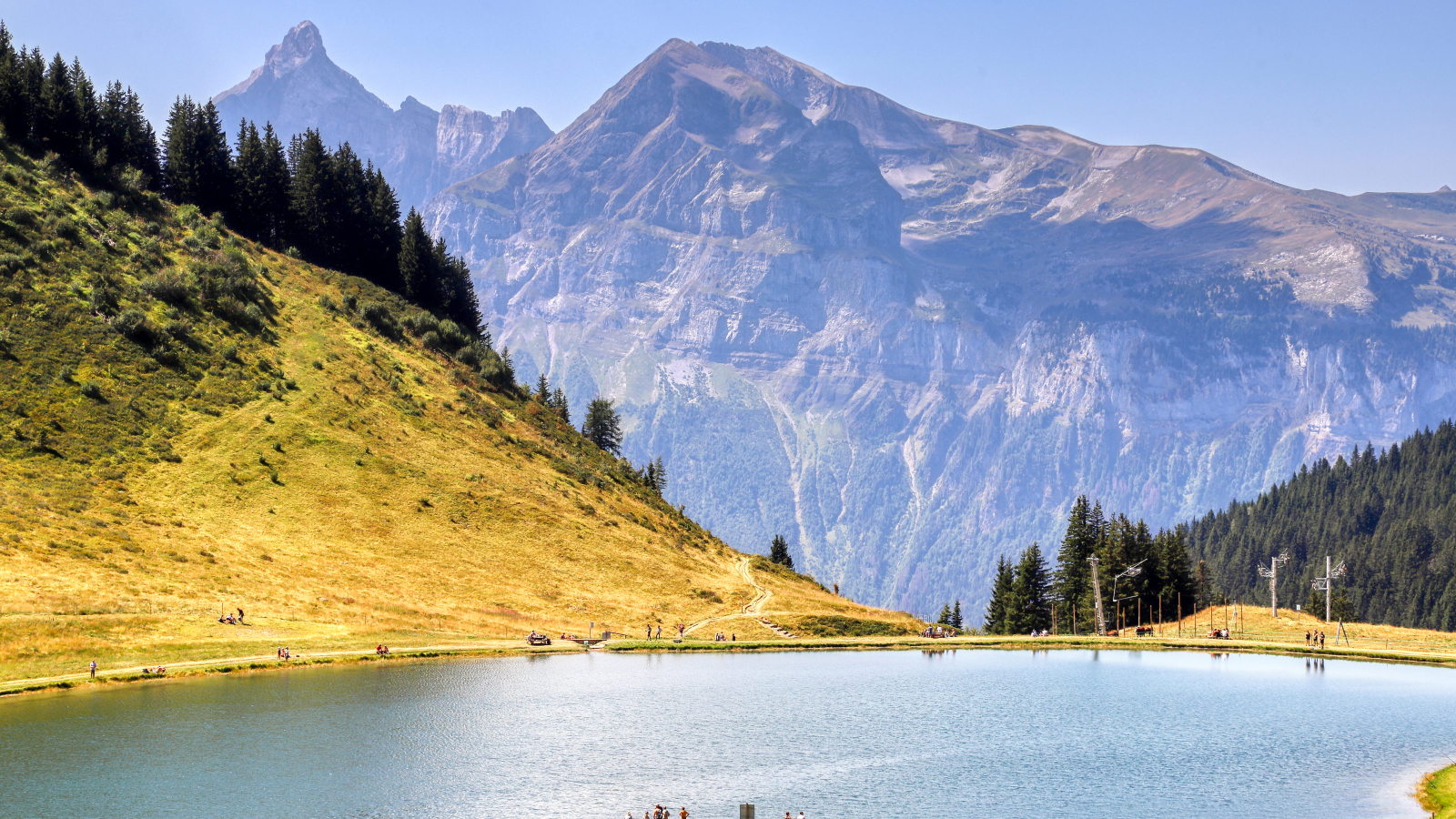 Vue d'ensemble du lac avec la Pointe Percée en toile de fond