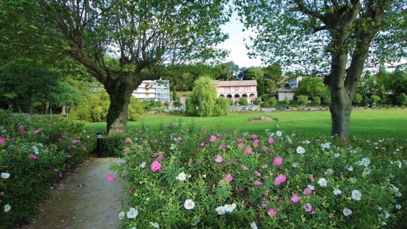 Parc thermal de Neyrac-les-Bains à Meyras en Ardèche