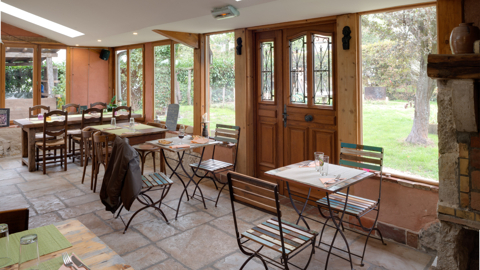 Sous la véranda avec vue sur le jardin du Café de Campagne