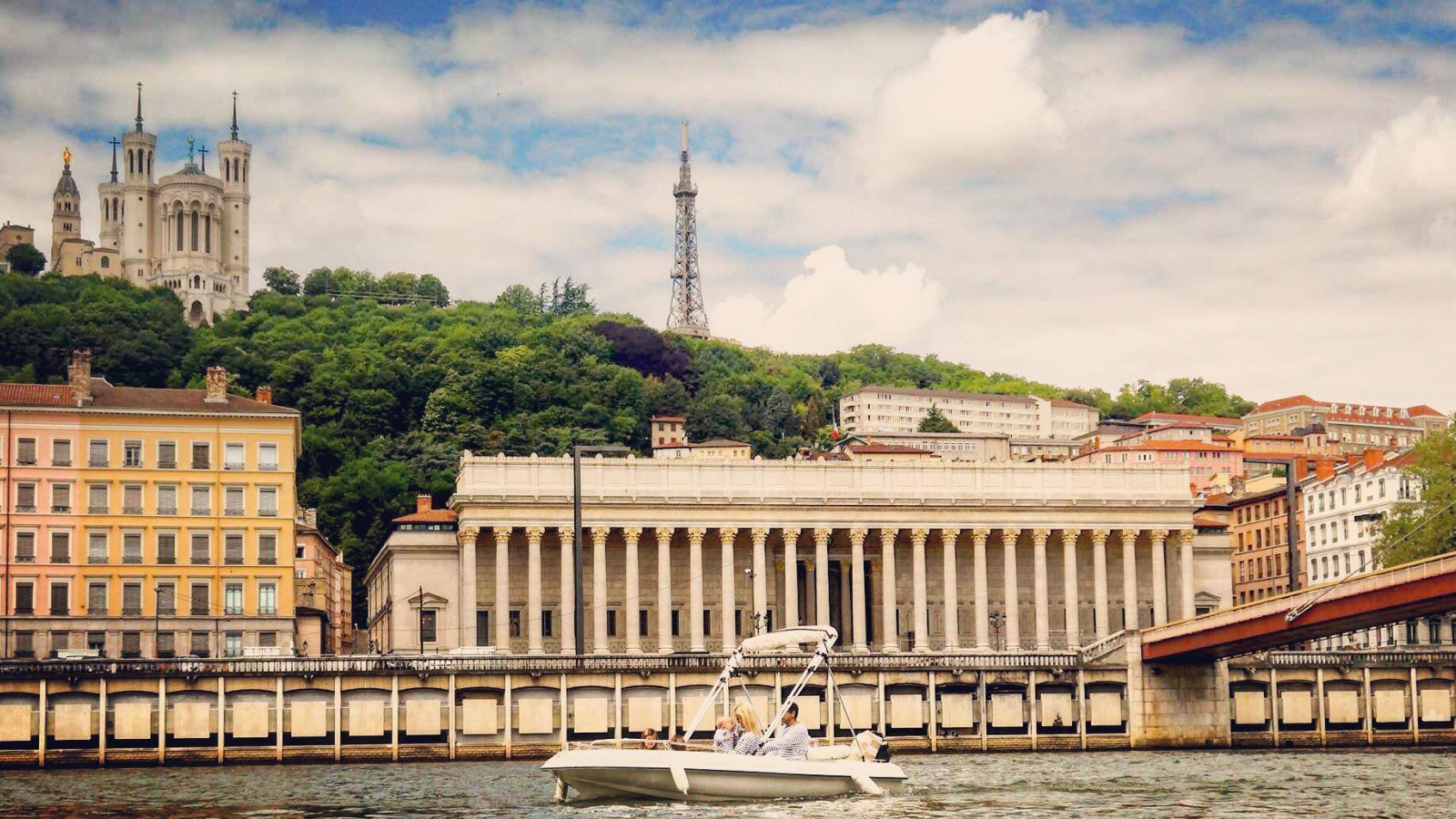 traversée de Lyon  en bateau sans permis