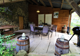 Gîte 'La Bégude d'Amalthée' à VERNAY (Beaujolais - Rhône) : pour un moment de détente sur la terrasse couverte...