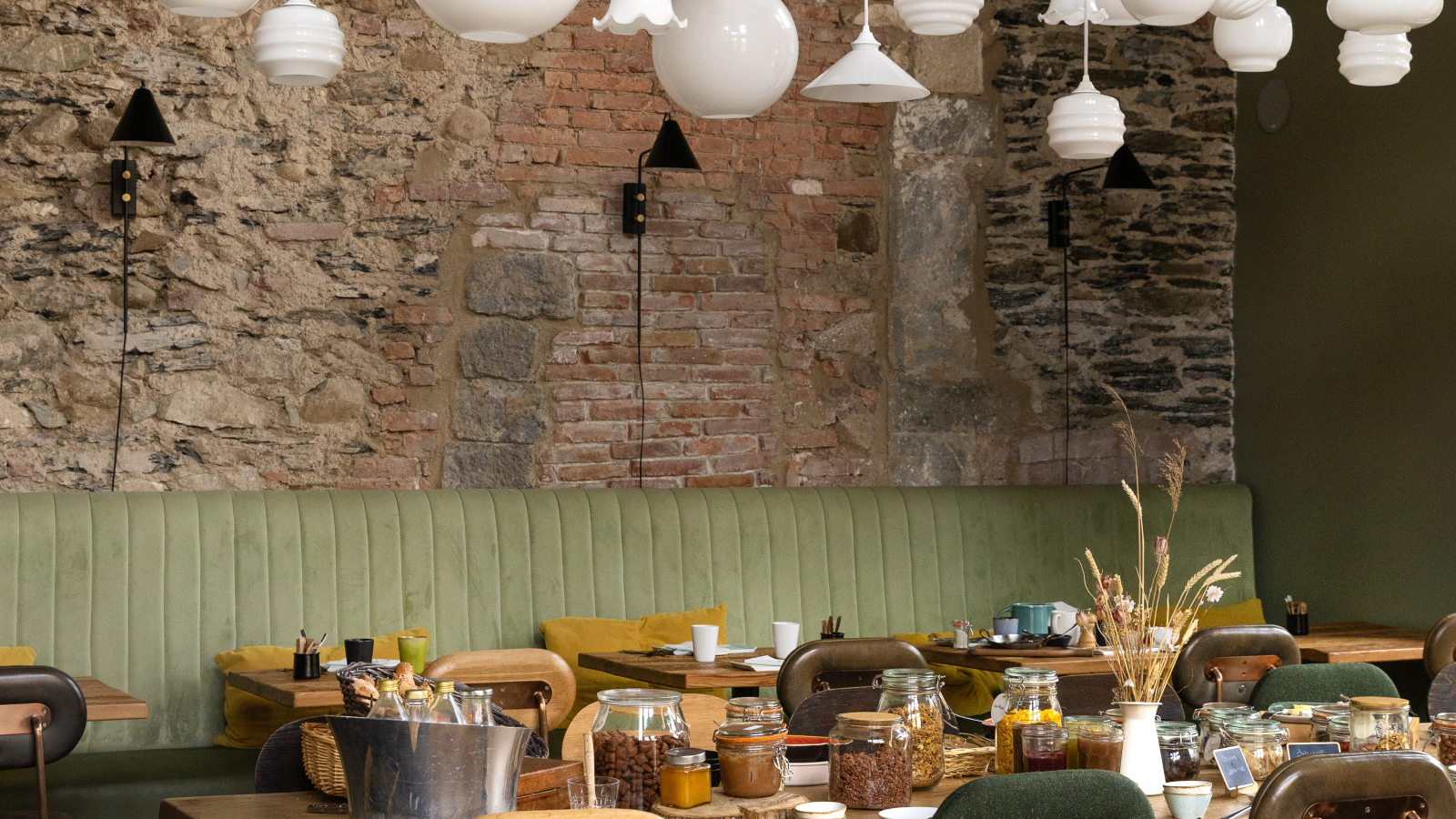 Salle du café A avec un luminaire moderne au plafond