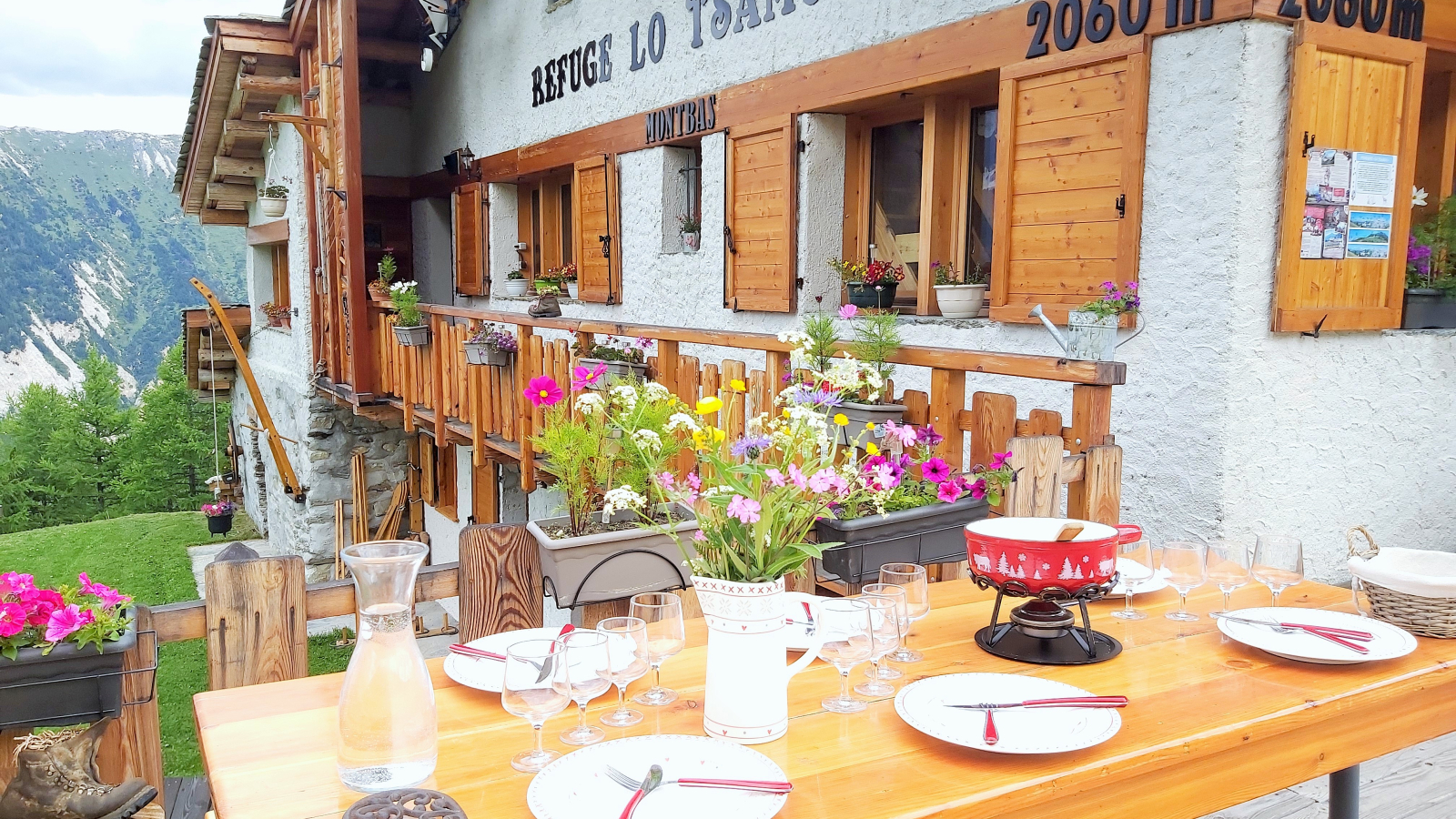 Une table prête pour une fondue sur la terrasse