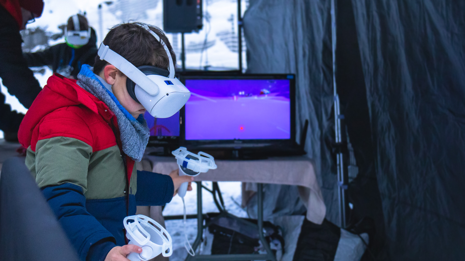 Écran relié au casque de réalité virtuelle