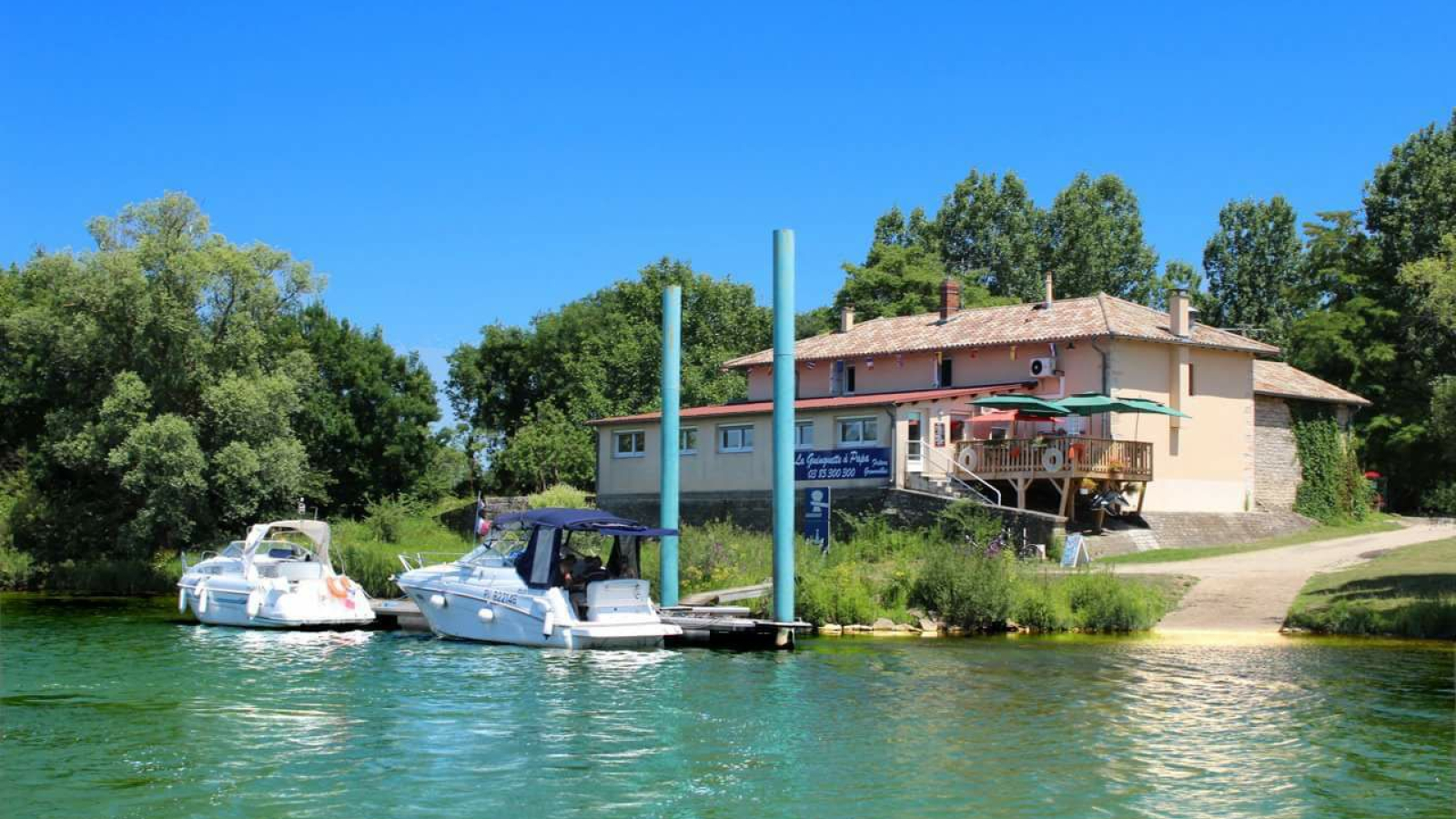 Extérieur du restaurant vu de la Saône