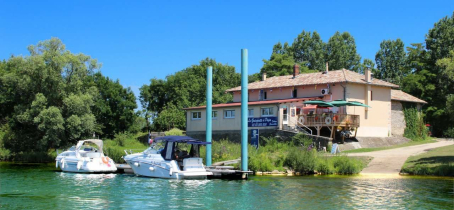 Extérieur du restaurant vu de la Saône