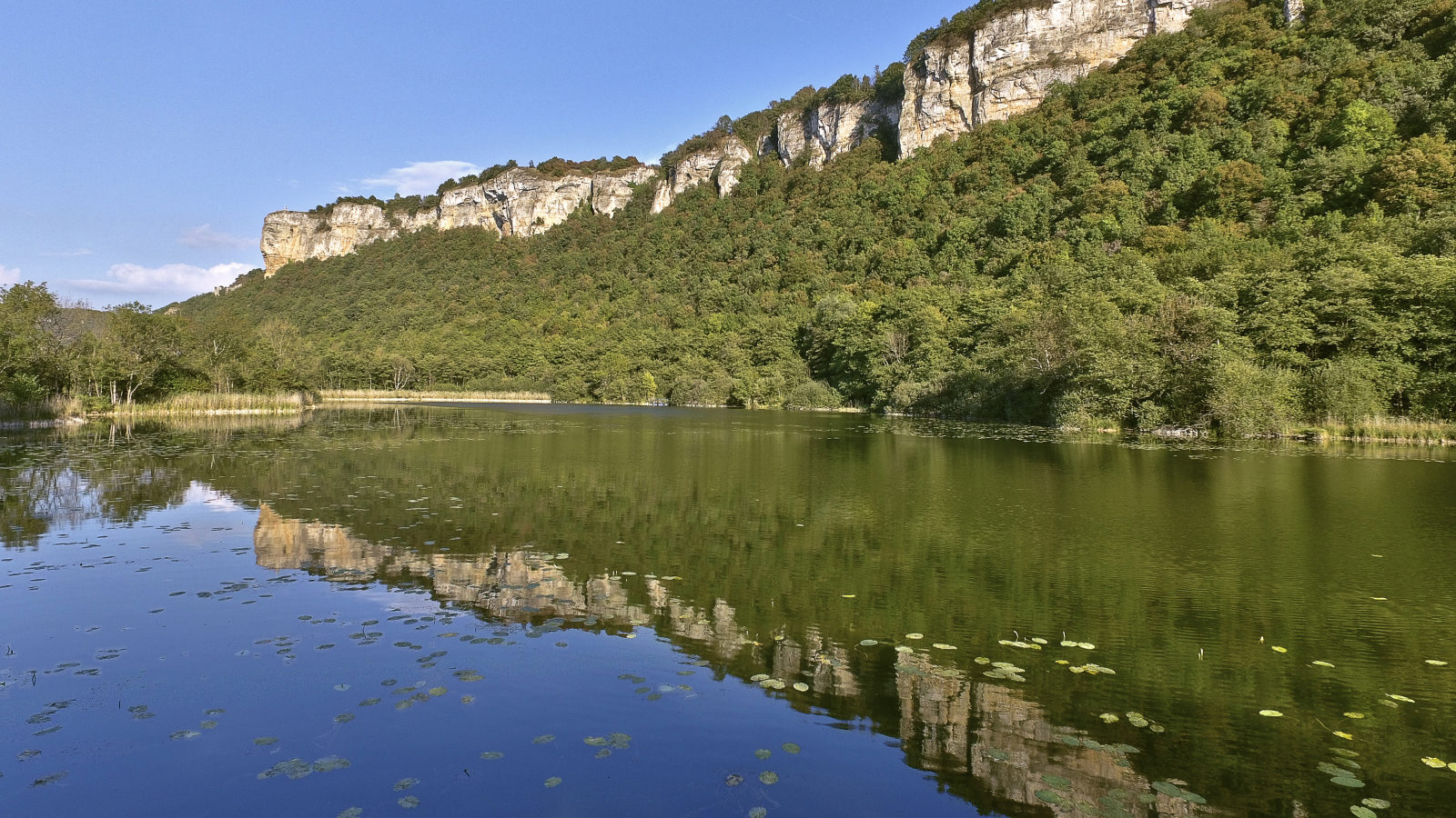 Vue sur les falaises de Larina depuis le lac d'Hières sur Amby - Balcons du Dauphiné