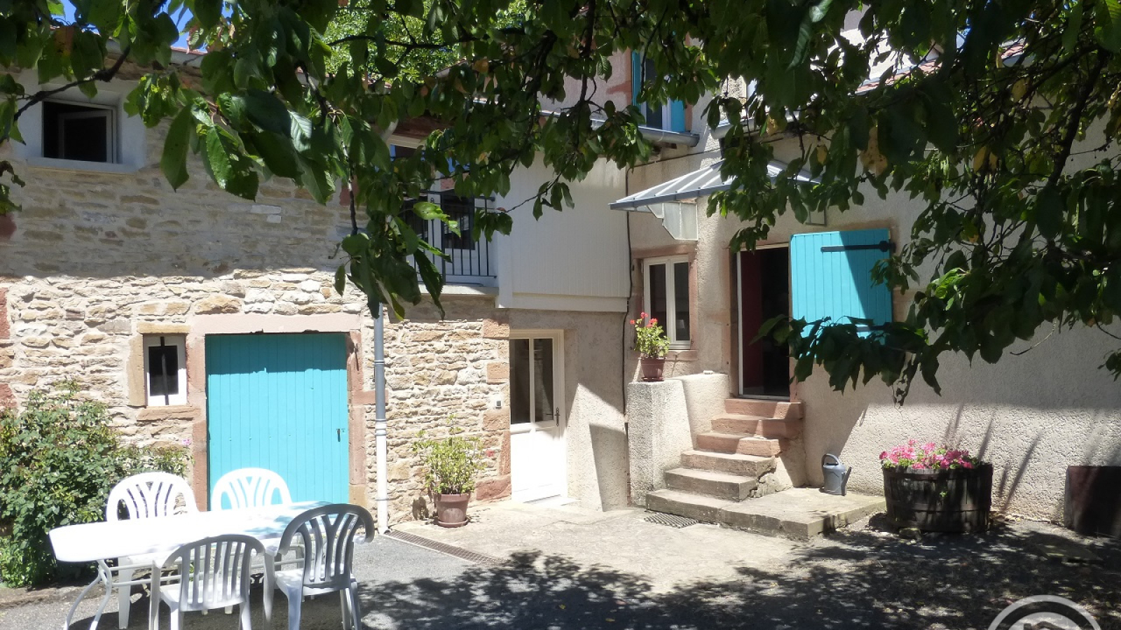 Gîte 'Le Fleury' à Marcy, dans le Beaujolais - Rhône : la cour du gîte.