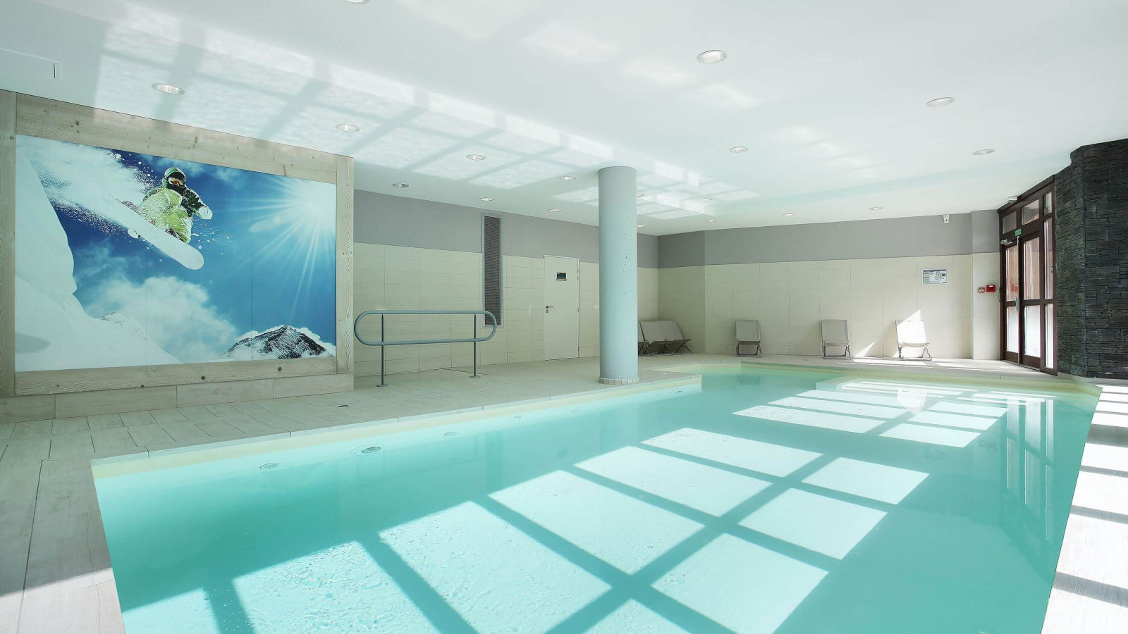 Swimming pool with view of the start of the pistes