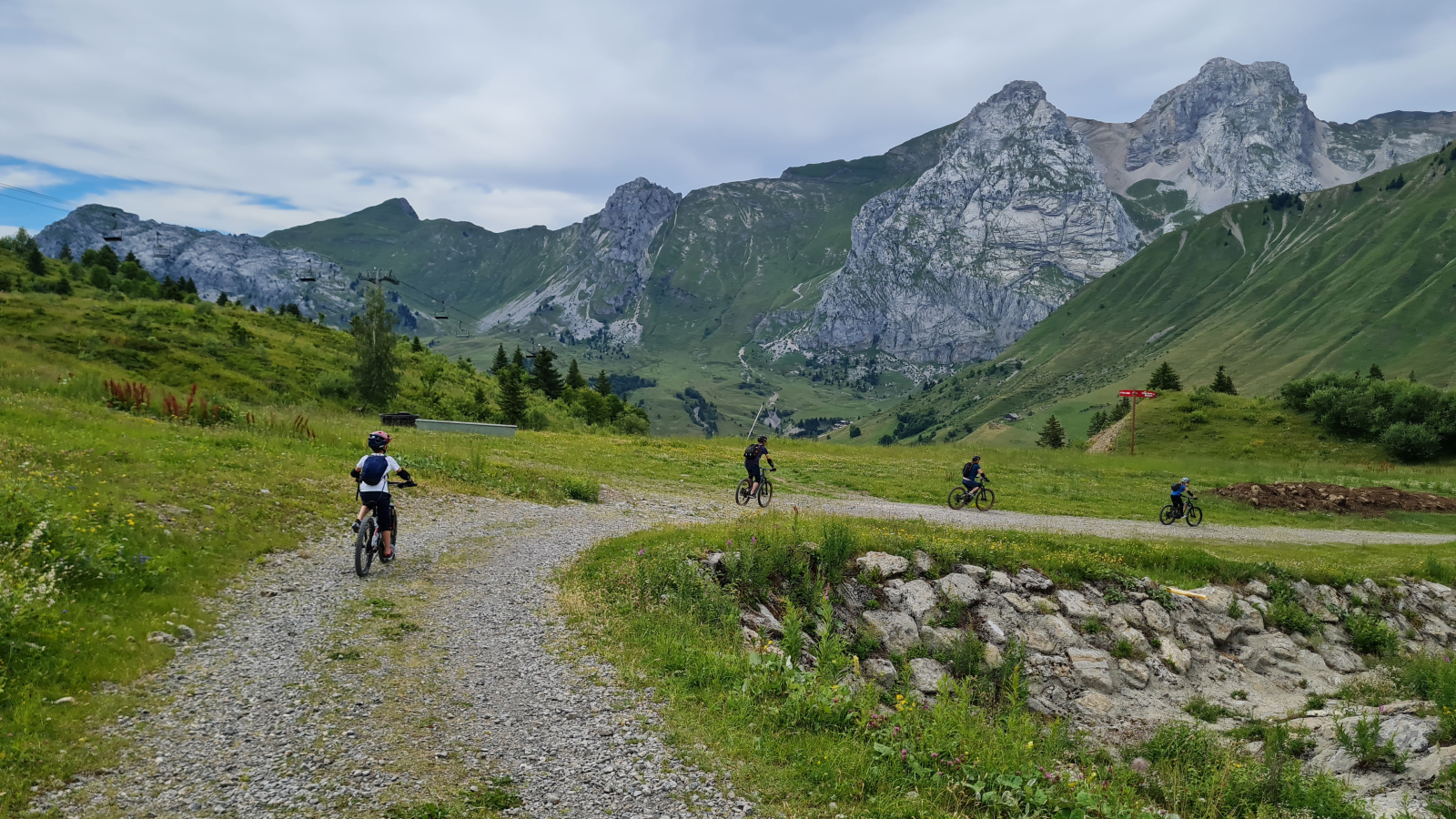 stage de découverte VTT pour les 8-12 ans avec Arav'e-Bike, Le Grand-Bornand