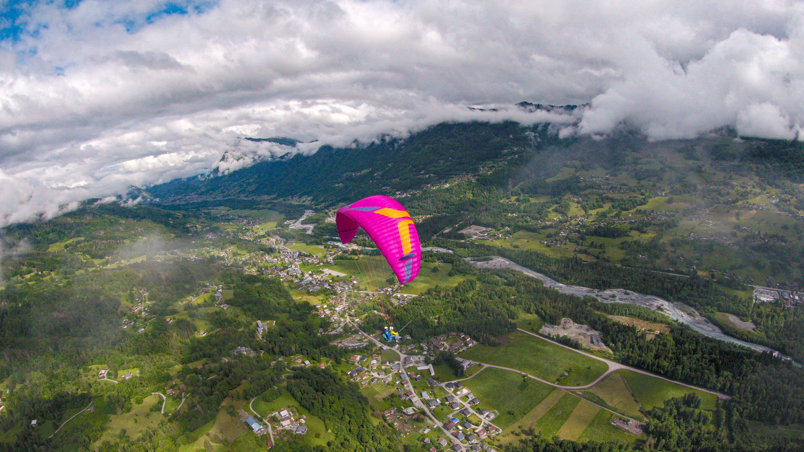 Biplace au dessus de la vallée