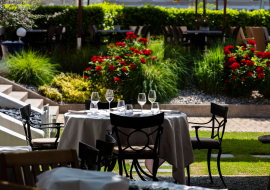 Table dressée dans le jardin extérieur