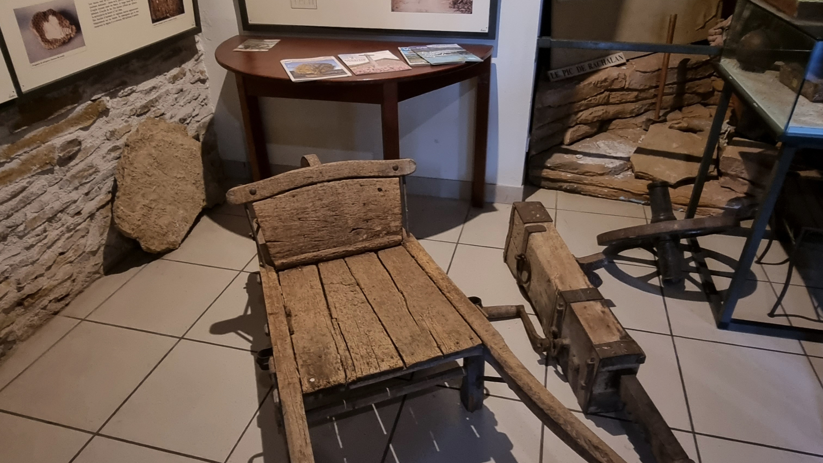 Salle du musée consacrée à la présentation de la pierre locale et à la méthode d'extraction