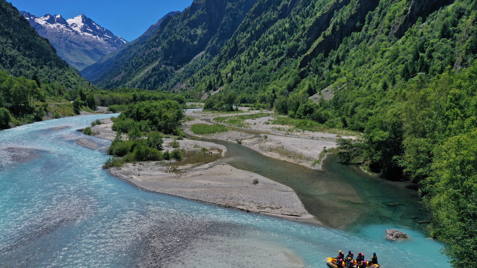 Vu aerienne de la vallee du veneon et raft