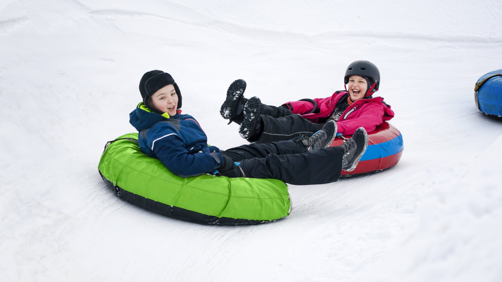 Enfants avec des bouée sur la neige