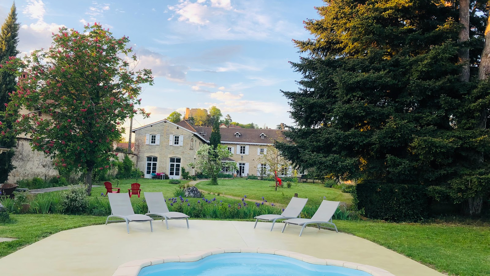 Piscine des chambres d'hôtes Le Clos Ayanna à Crémieu  - Balcons du Dauphiné