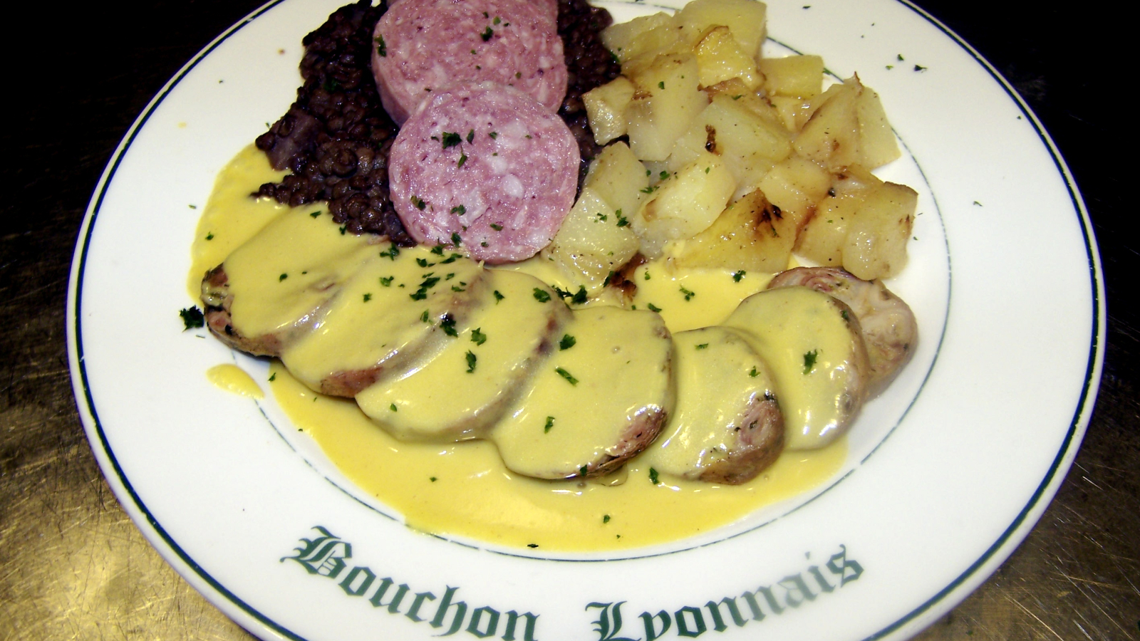 Plat saucisson lyonnais