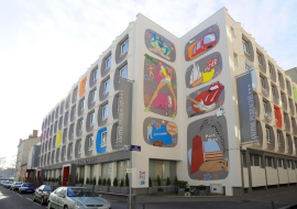 le mur et l'hôtel