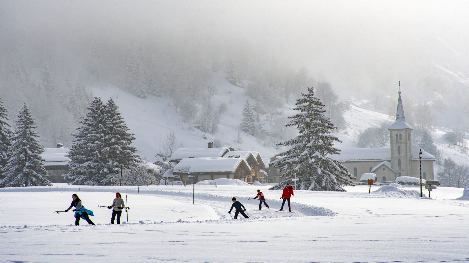 Groupe de skieurs avec vue sur l'Eglise