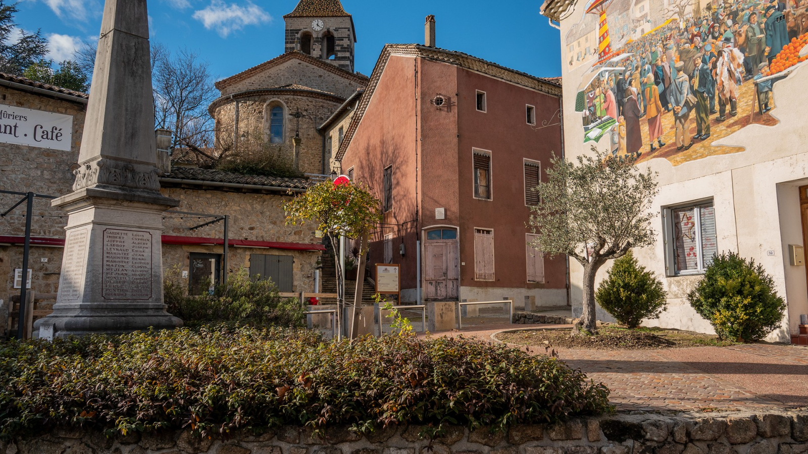 Meyras - Vue sur la fresque de la St Blaise et l'église Saint Etienne ©sourcesetvolcans