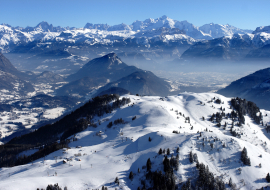 Vue sur le domaine skiable du Massif des Brasses et la chaine du Mont Blanc au loin