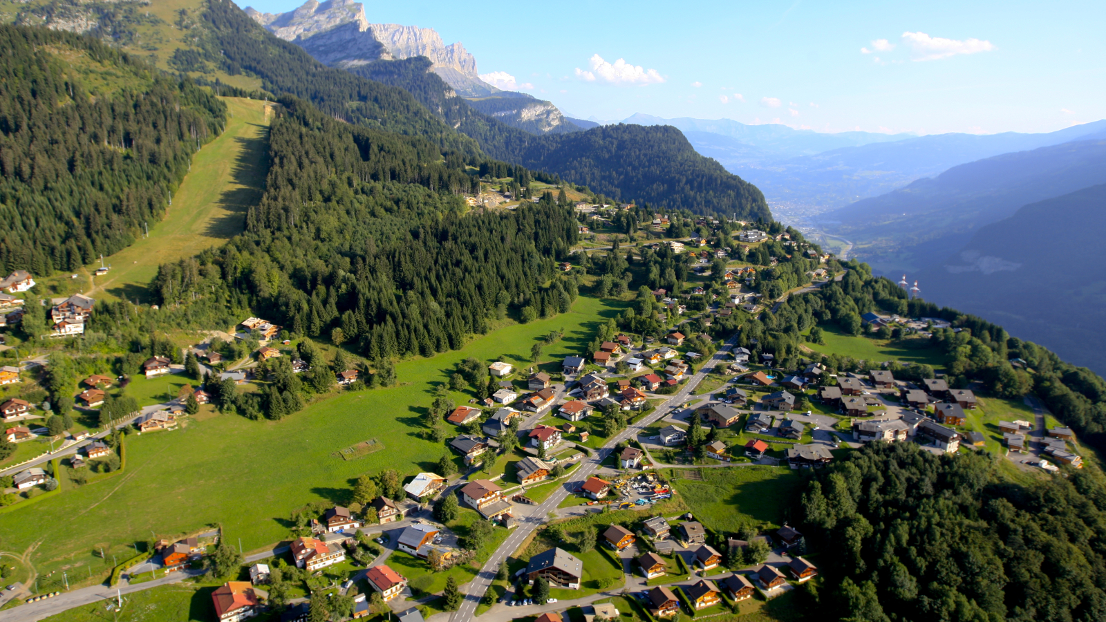 Les Carroz, village de vacances en été