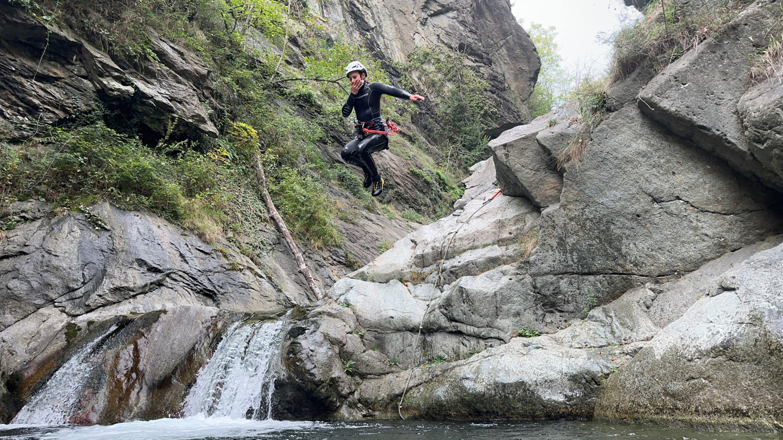 Saut depuis un rocher