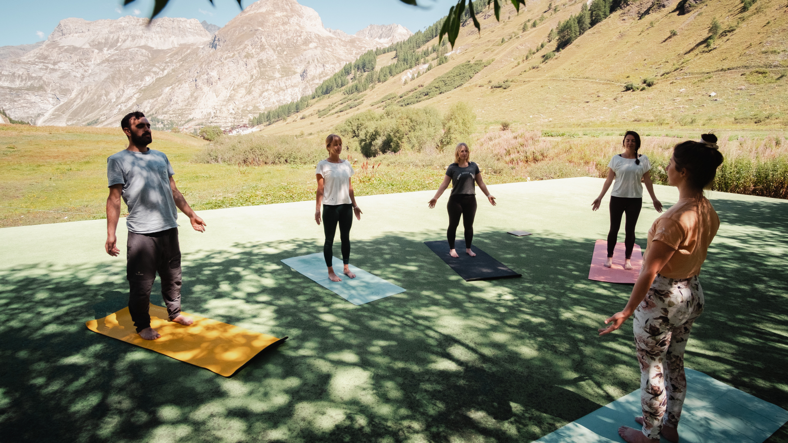 Cours de yoga en plein air dans la Vallée du Manchet à Val d'Isère en été