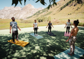 Cours de yoga en plein air dans la Vallée du Manchet à Val d'Isère en été