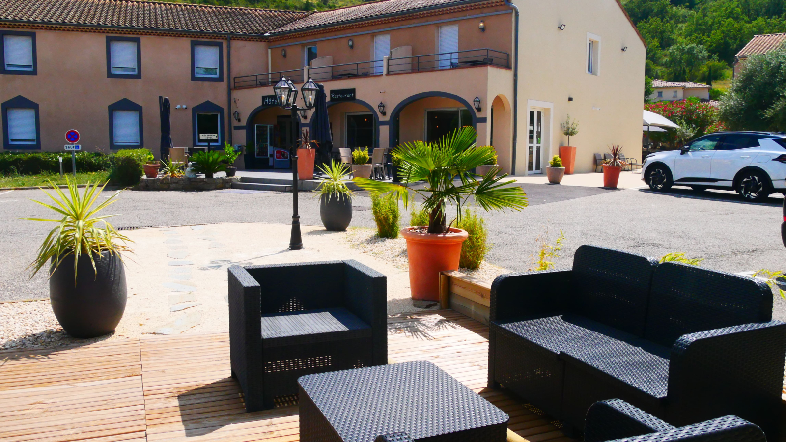 petite terrasse devant l'hôtel