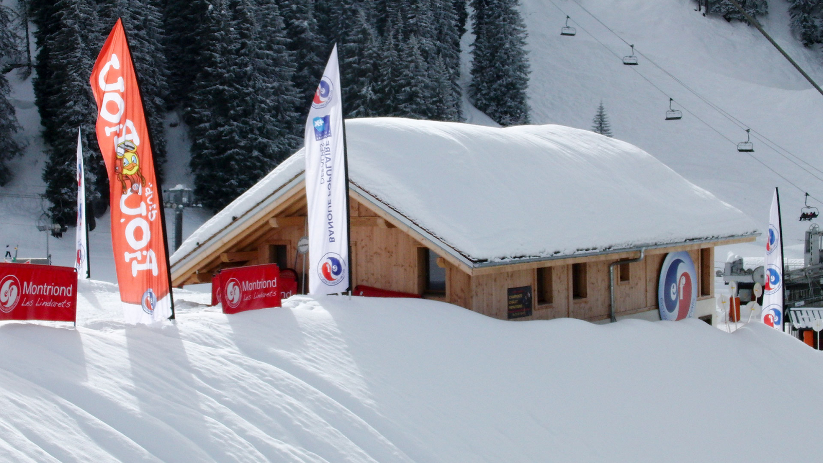 Le batiment de l'ESF Montriond les Lindarets