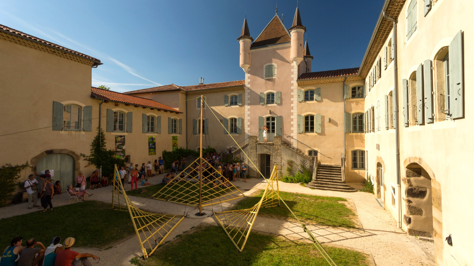 Jaujac - Installation du Pavillon Fuller à la Maison du Parc ©S.BUGNON