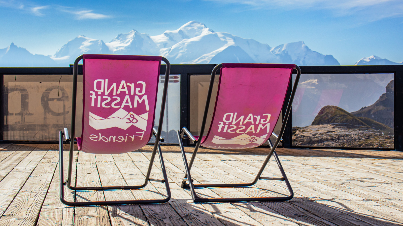 Chaises longues avec vue sur le mont Blanc