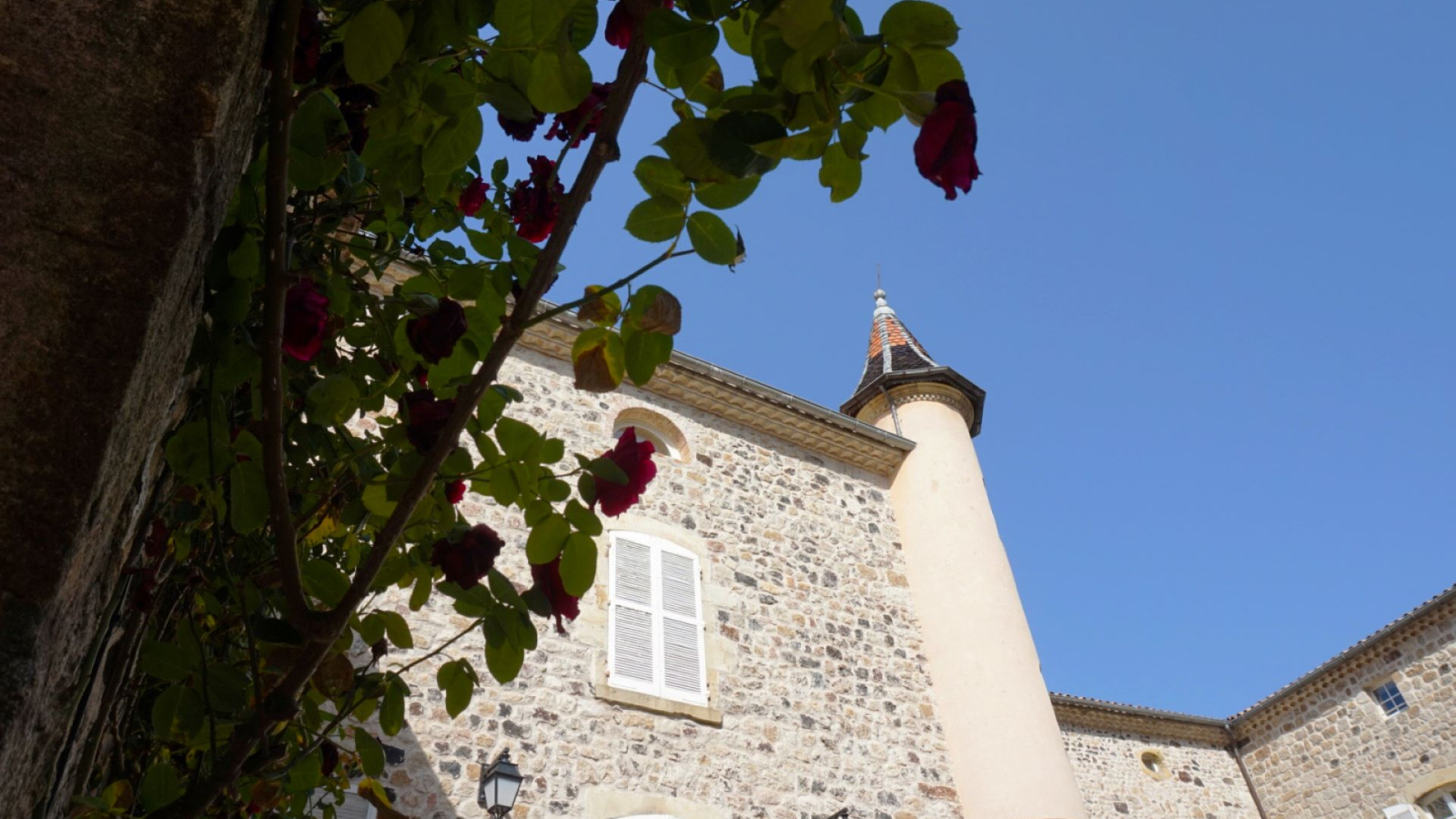 Thueyts - Château de Blou et ses roses 3 ©sourcesetvolcans