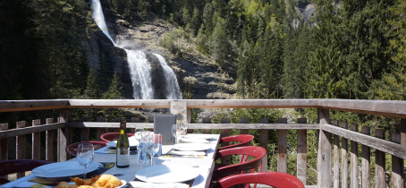 Terrasse estivale avec vue panoramique sur la Cascade