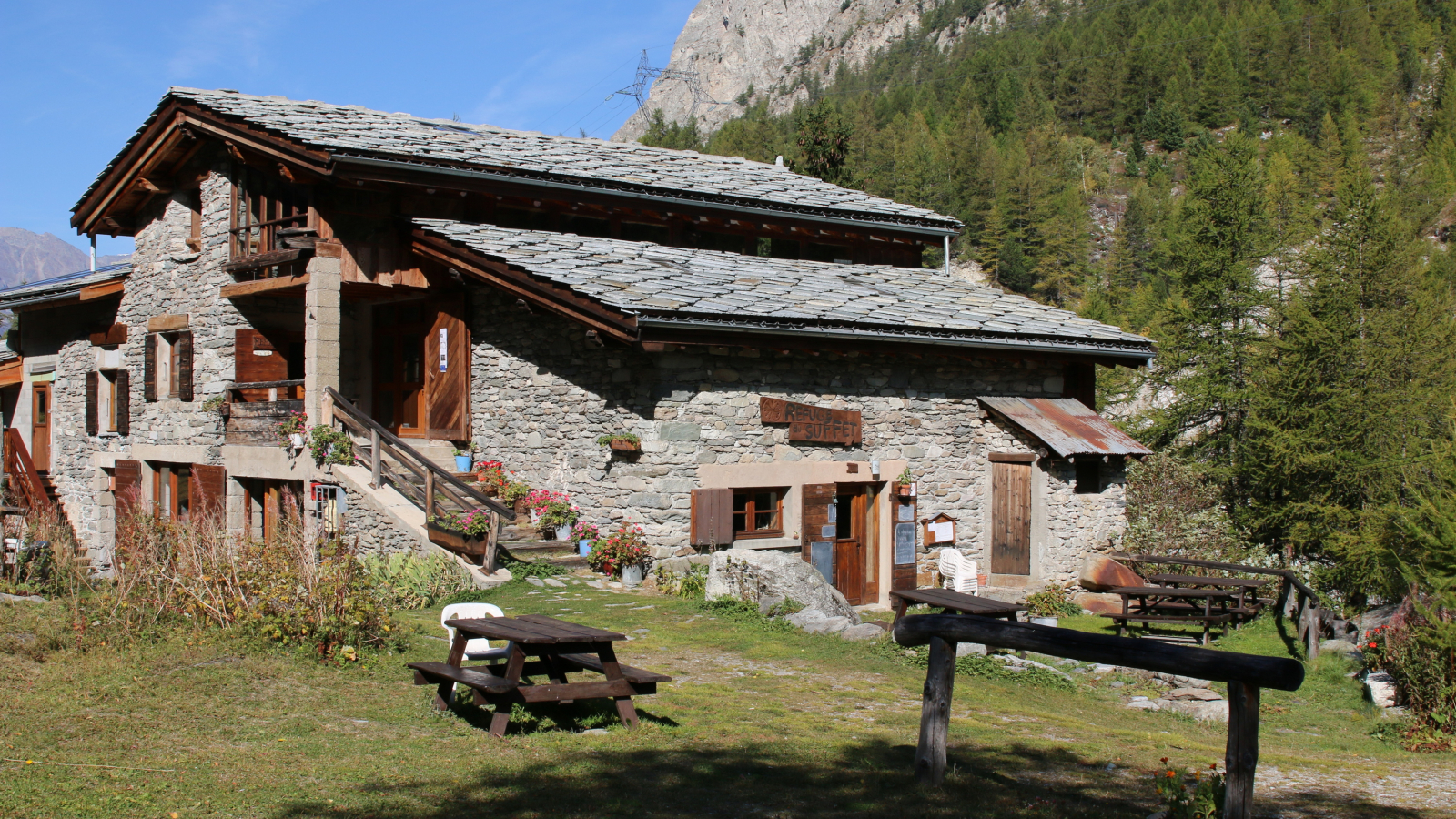 Suffet hut-gîte in summer