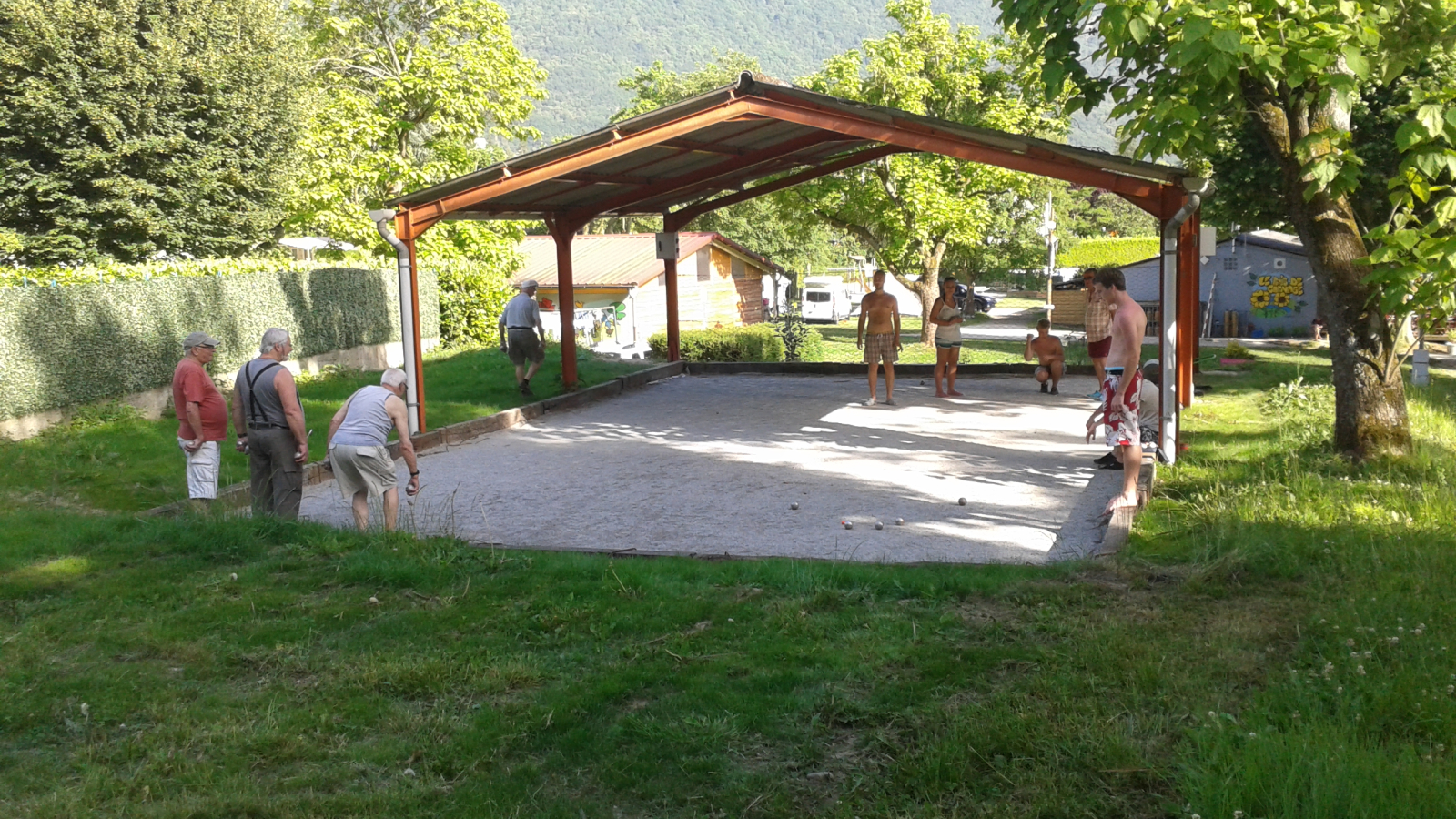 Le terrain de pétanque est en partie couvert par un toit en tôle ondulée.