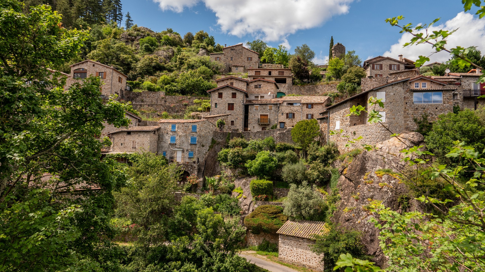 Jaujac - Vue sur le quartier du chastelas ©sourcesetvolcans