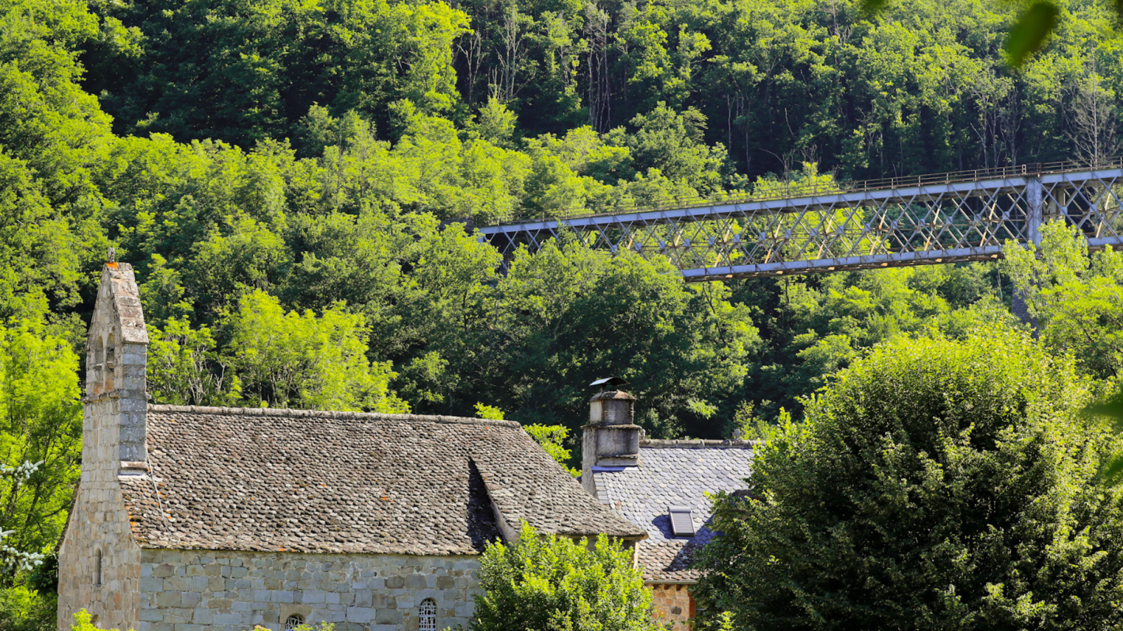 Hameau de Vendes : chapelle et viaduc